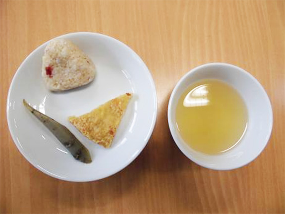 梅しらすおにぎり　パリパリあげ　牛蒡の土佐煮