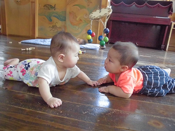 ②仲間の中にいることを喜び思いやりのある子