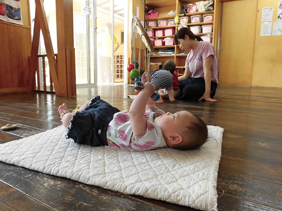 ②仲間の中にいることを喜び思いやりのある子